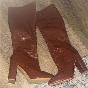 Elegant Brown Croc-Embossed Heeled Boots